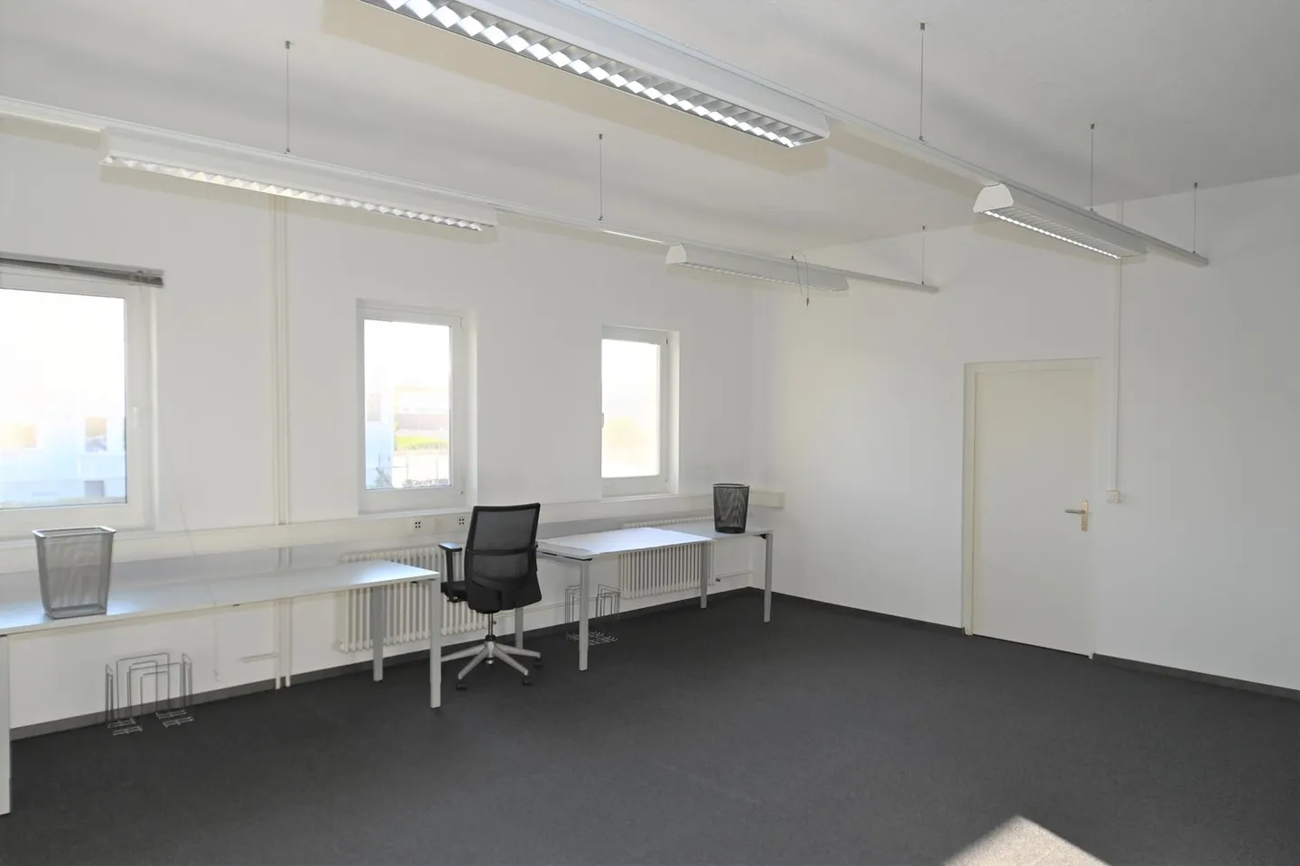 Ausstellung mit Fensterfront - Büro - Lager - PP - nähe Autobahnausfahrt - Foto 3 von 15