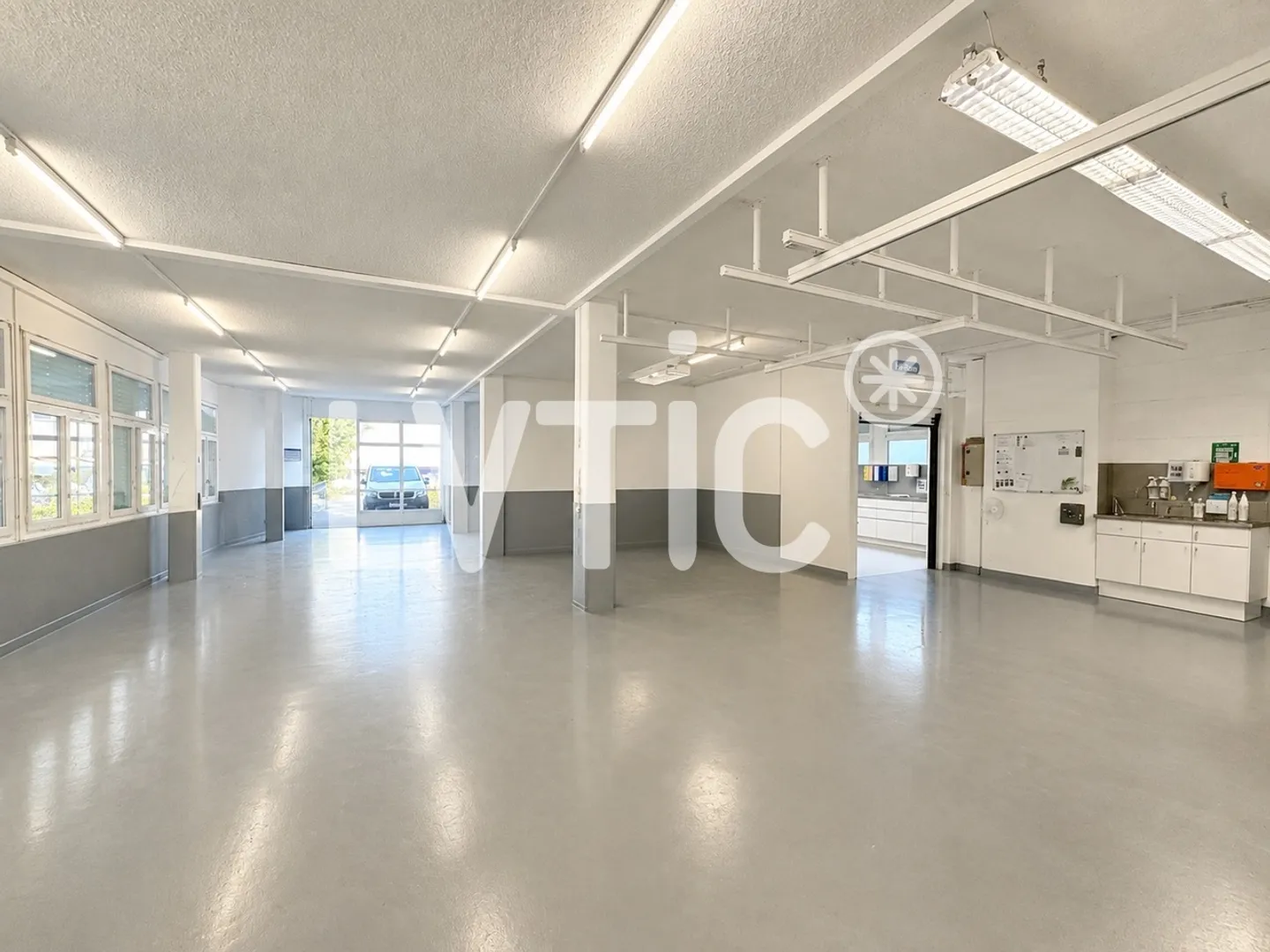 Showroom, warehouse, offices of 700 m2 divisible for rent in Bussigny - Photo 1 of 6