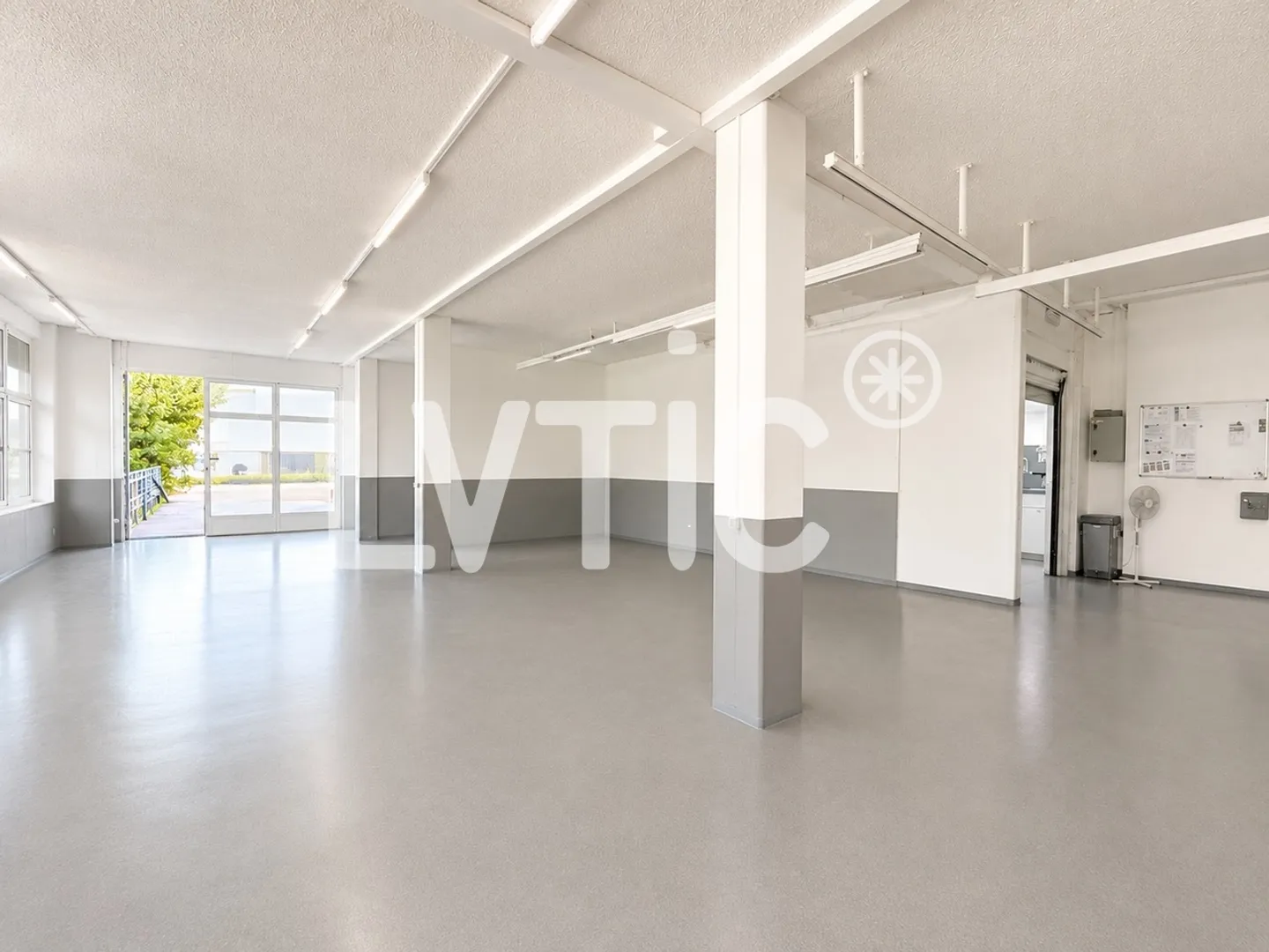 Showroom, warehouse, offices of 700 m2 divisible for rent in Bussigny - Photo 2 of 6