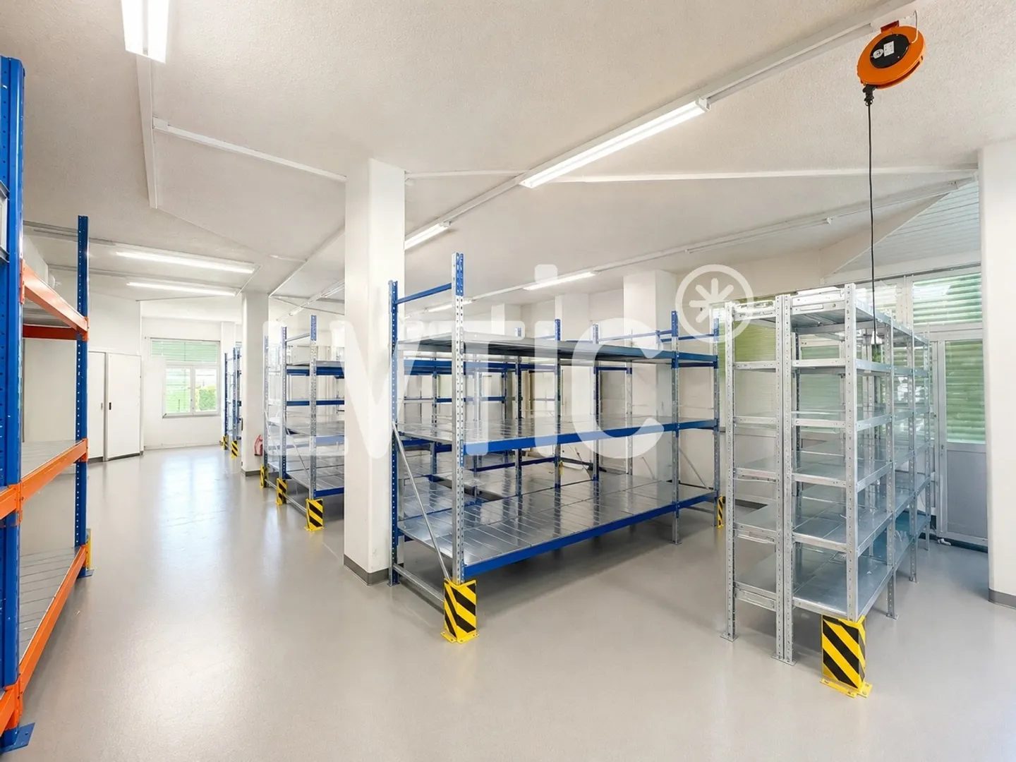 Showroom, warehouse, offices of 700 m2 divisible for rent in Bussigny - Photo 3 of 6