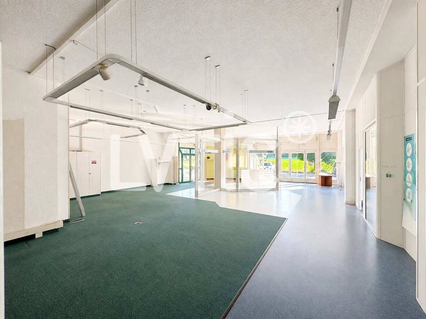 Showroom, warehouse, offices of 700 m2 divisible for rent in Bussigny - Photo 4 of 6