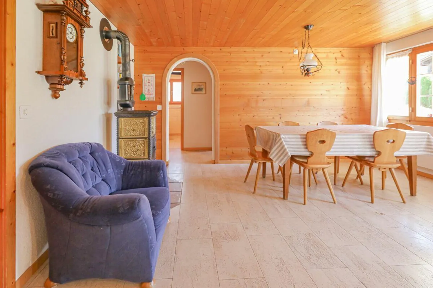 Charmant appartement de 4,5 pièces dans un chalet confortable avec jardin - Photo 4 sur 10