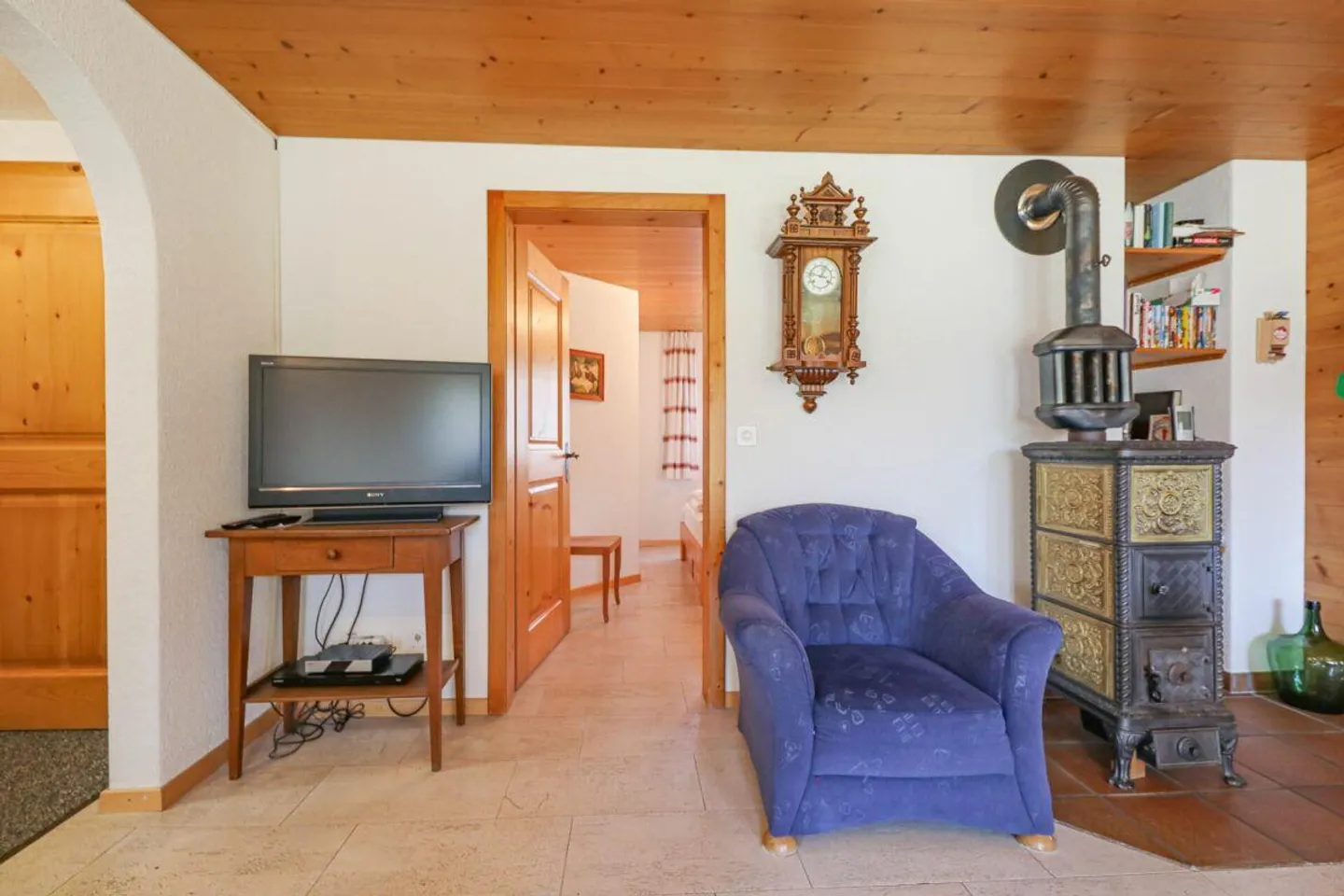 Charmant appartement de 4,5 pièces dans un chalet confortable avec jardin - Photo 2 sur 10