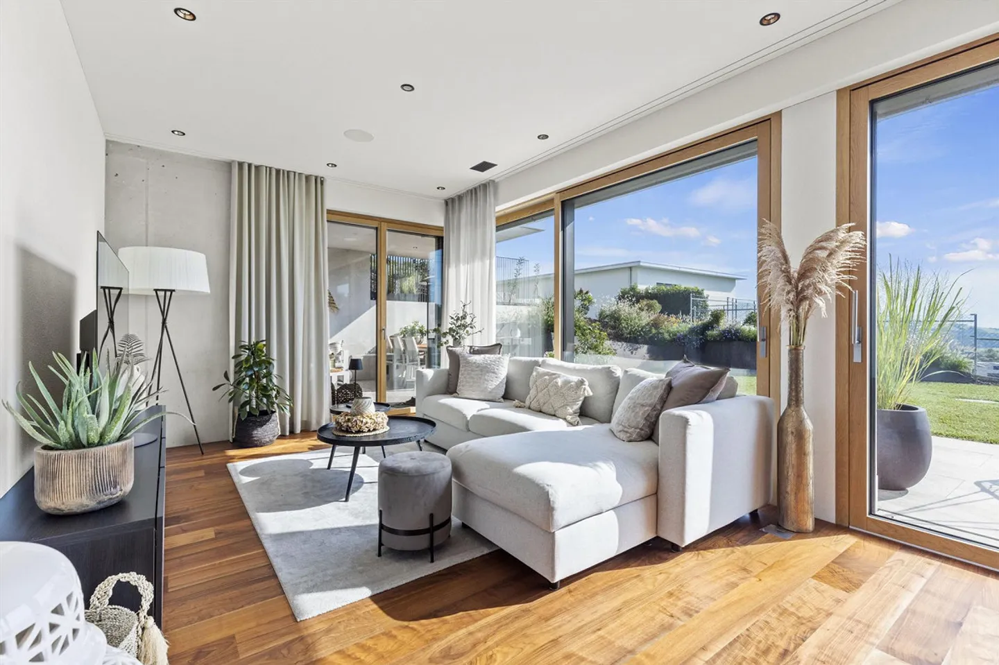 At the end of a cul-de-sac, elevated and quiet with a view over the Linth plain - Photo 2 of 14