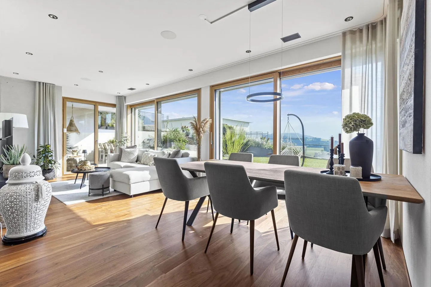 At the end of a cul-de-sac, elevated and quiet with a view over the Linth plain - Photo 4 of 14