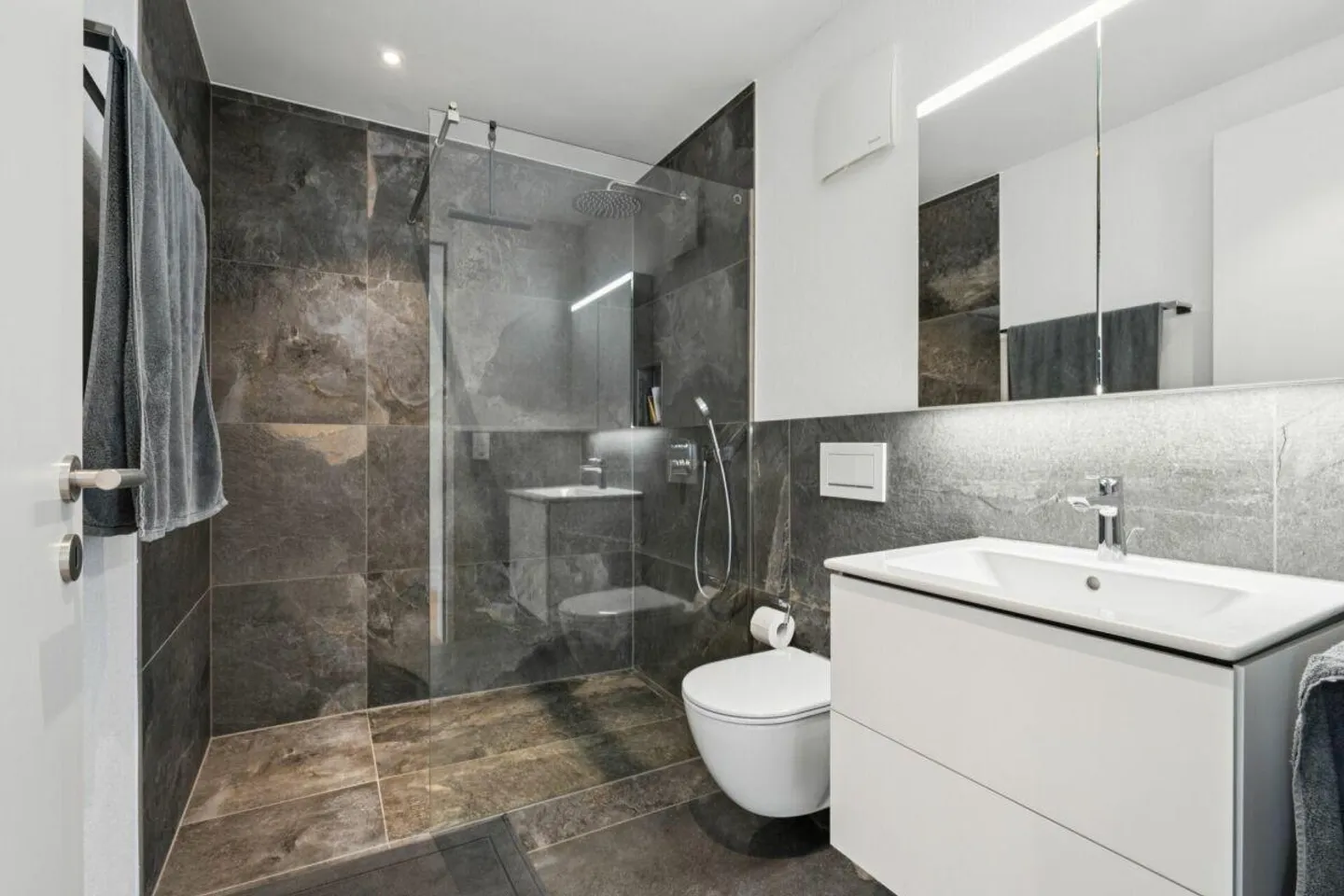 Attique de 3,5 pièces avec vue imprenable sur la distance et les montagnes - Photo 6 sur 8