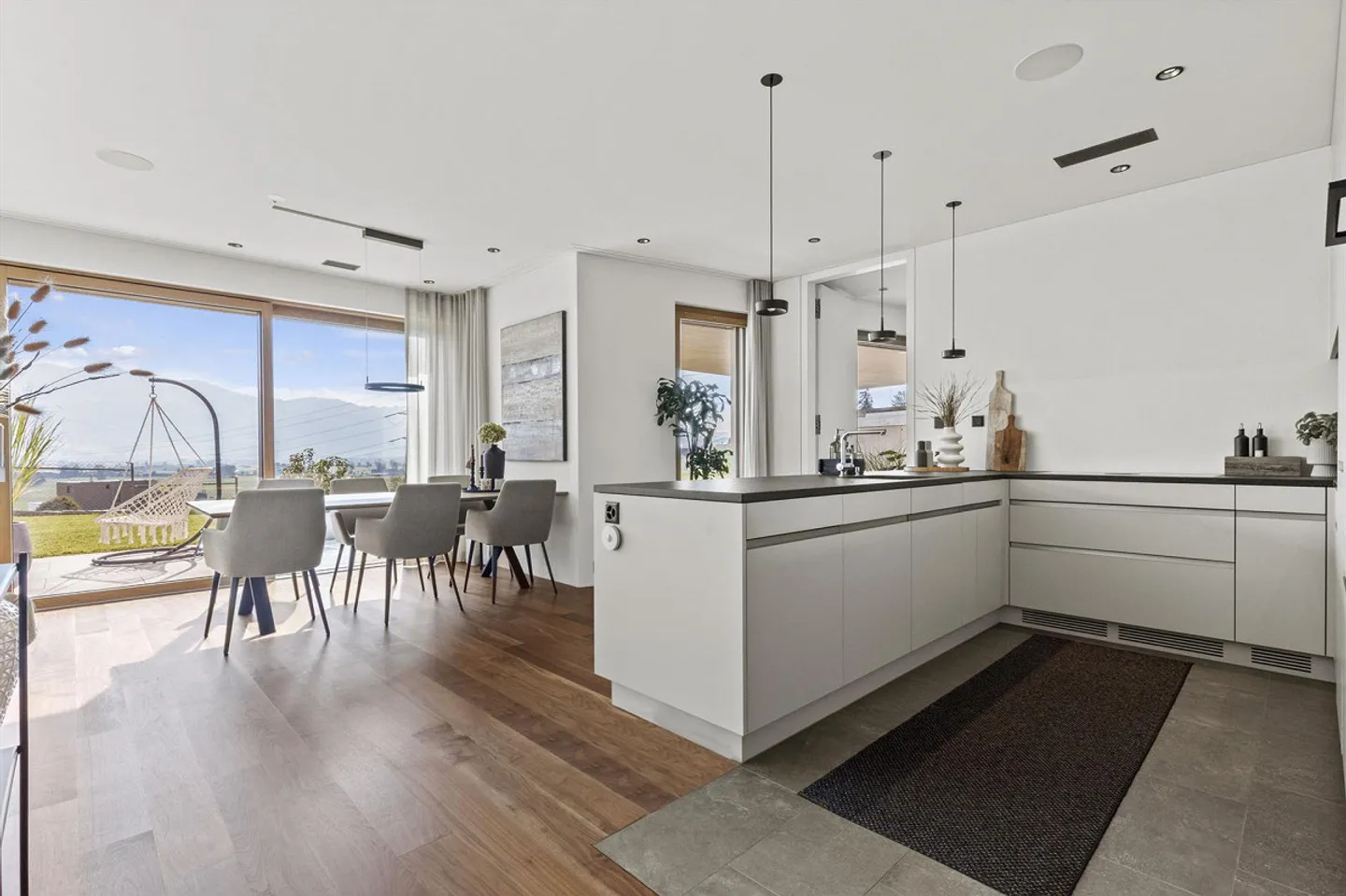 At the end of a cul-de-sac, elevated and quiet with a view over the Linth plain - Photo 5 of 14