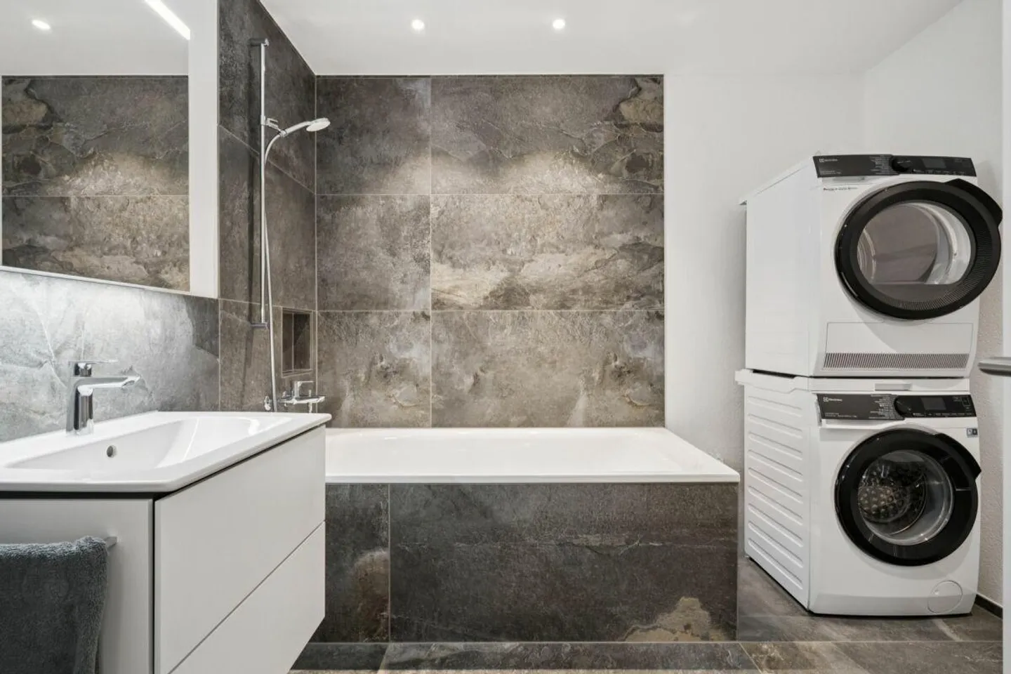 Attique de 3,5 pièces avec vue imprenable sur la distance et les montagnes - Photo 7 sur 8