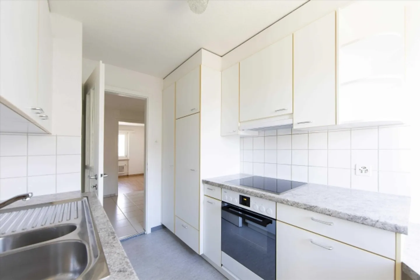 Appartamento parzialmente ristrutturato in una posizione ottimale cerca te! - Foto 5 di 11
