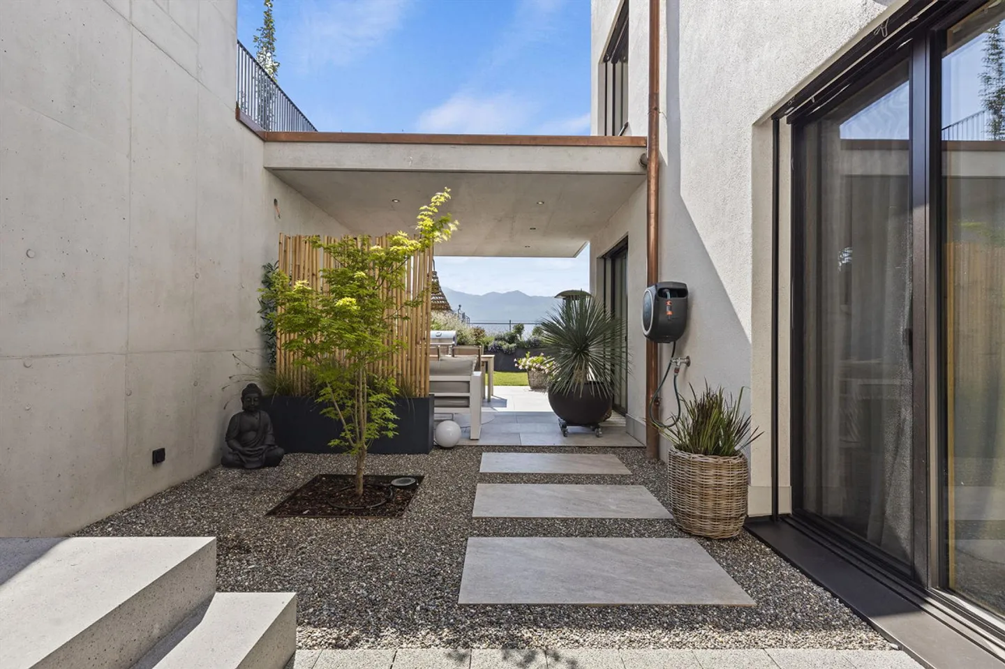 At the end of a cul-de-sac, elevated and quiet with a view over the Linth plain - Photo 12 of 14