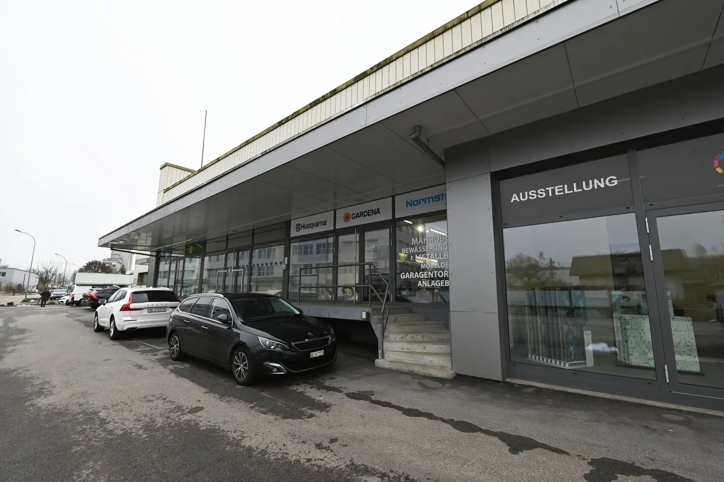 Ausstellung mit Fensterfront - Büro - Lager - PP - nähe Autobahnausfahrt - Foto 6 von 15