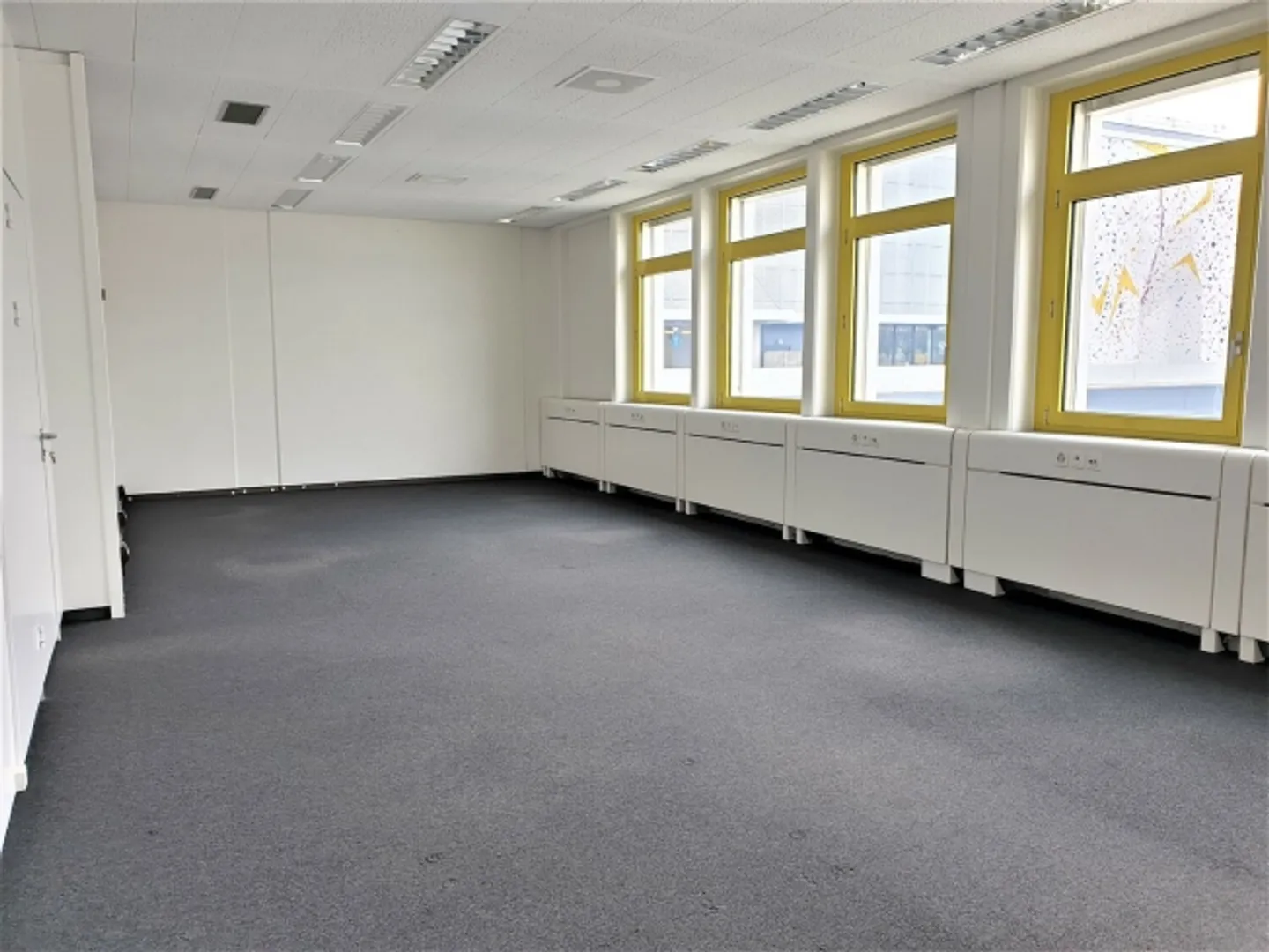 Flexible lease possible - Available immediately - Close to amenities/transports - Photo 2 of 3