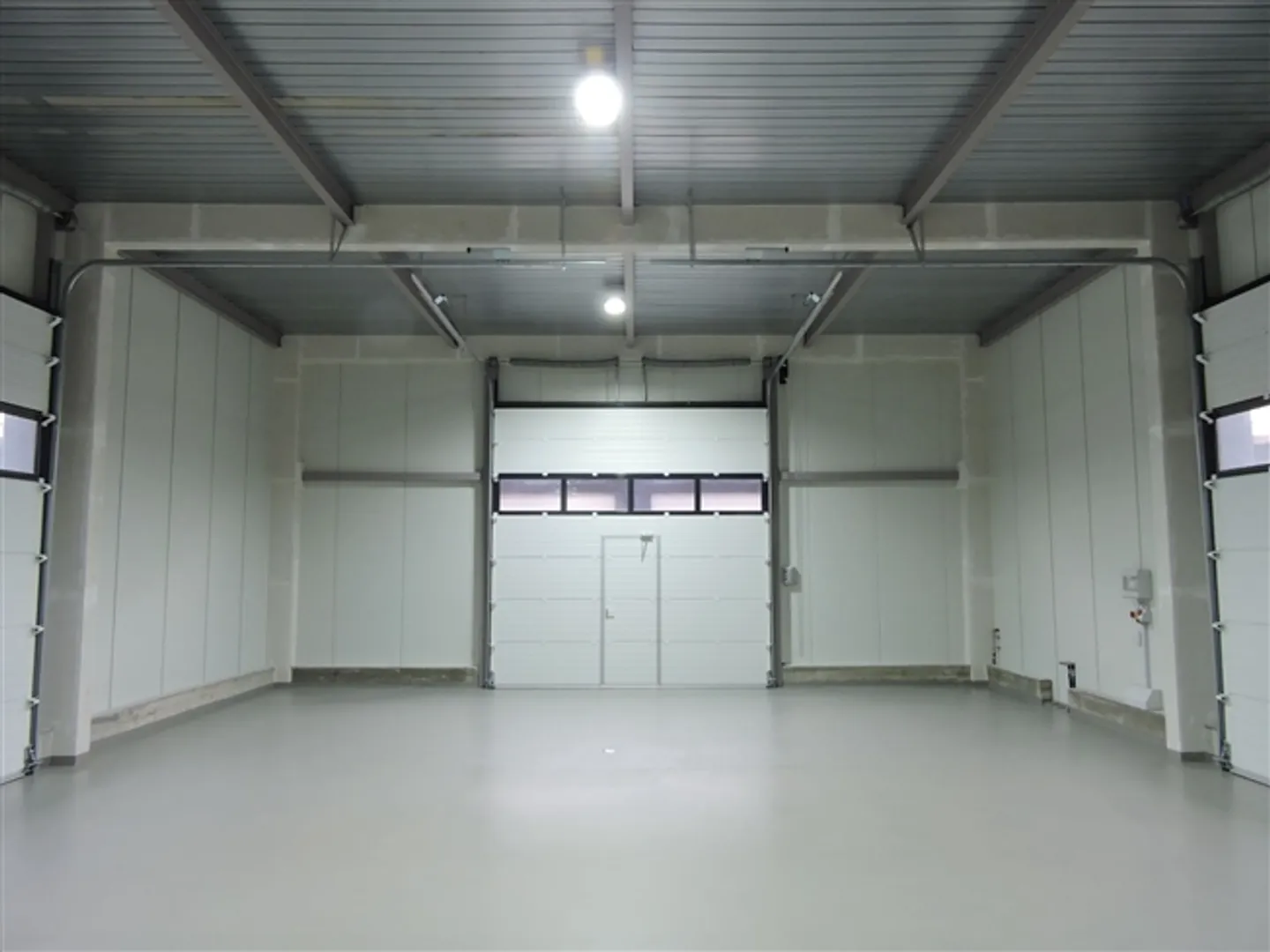 Industrial hall with an area of 101 m2 - Photo 2 of 3