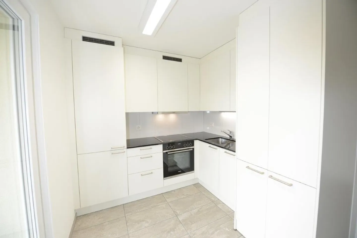 Attractive bright apartment with beautiful views! - Photo 3 of 9