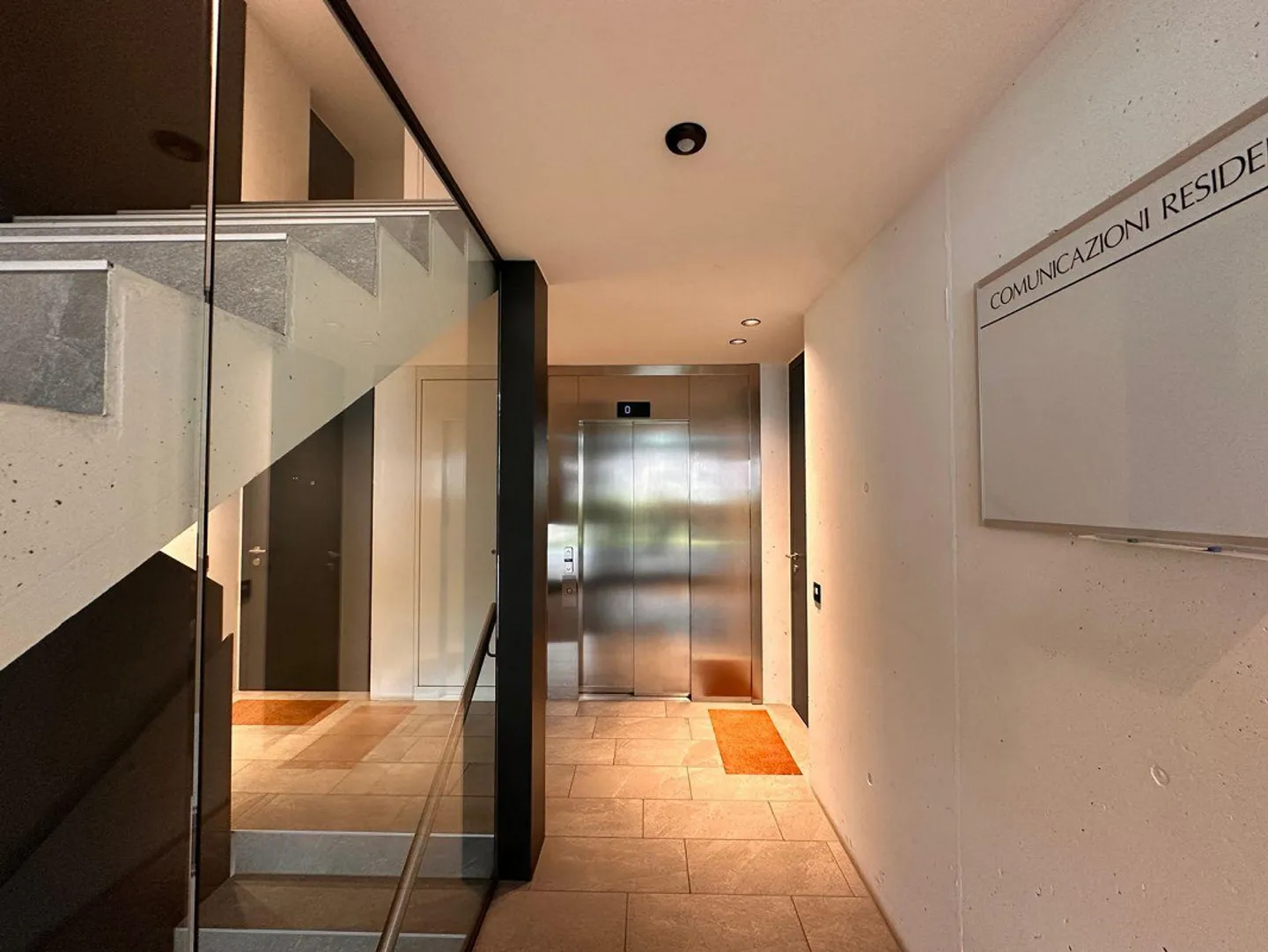 Attico moderno con 40 m² di terrazza e vista panoramica su Locarno ... - Photo 2 sur 26