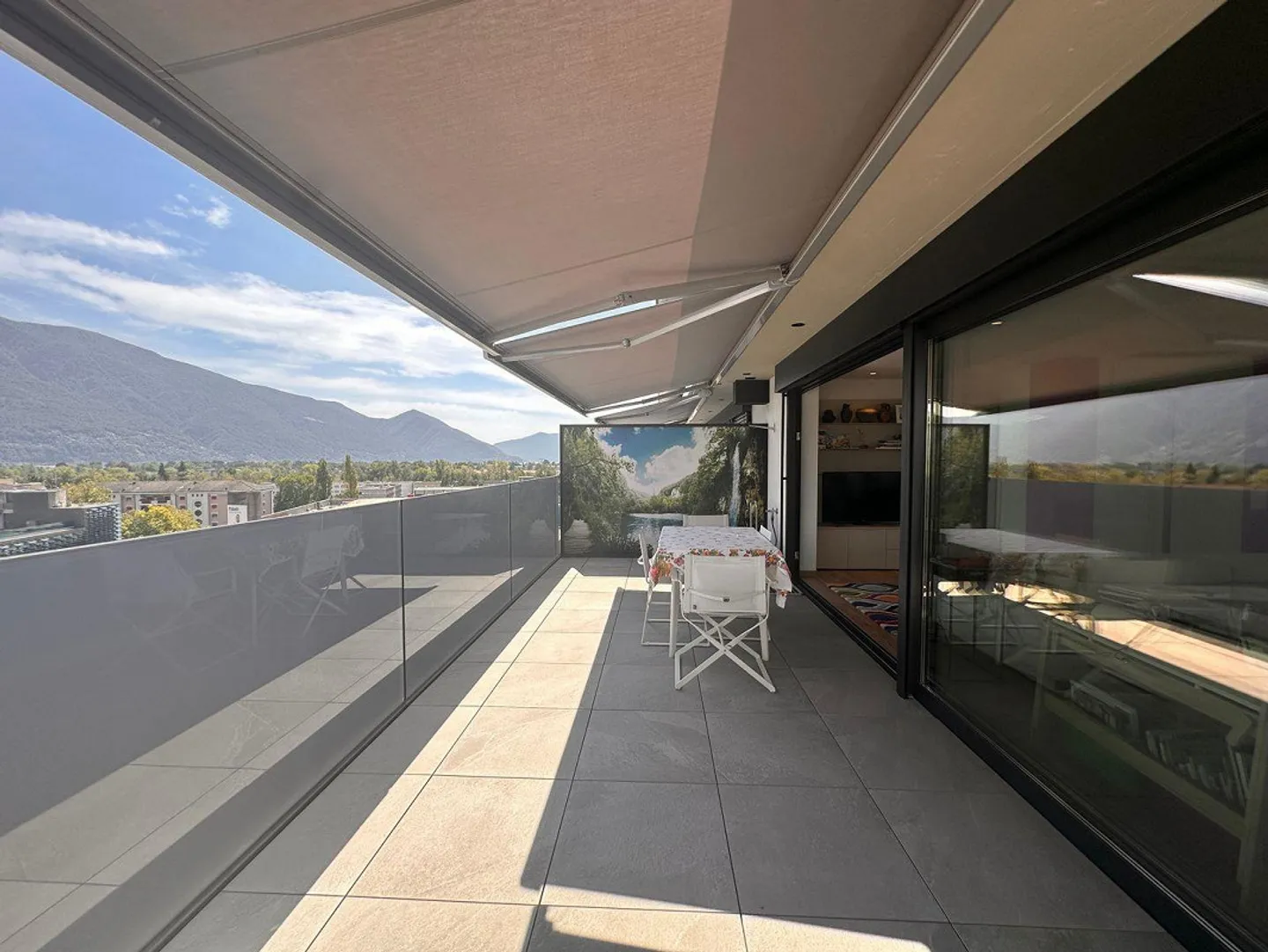 Attico moderno con 40 m² di terrazza e vista panoramica su Locarno ... - Photo 1 sur 26