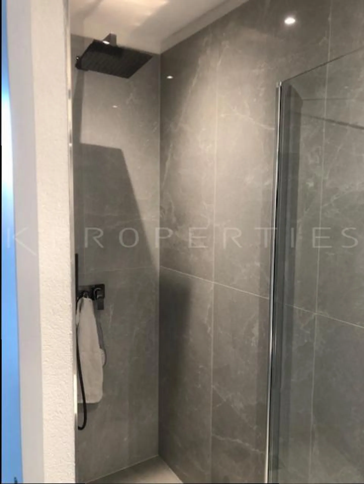 Appartamento Moderno con Balcone - Foto 5 di 8