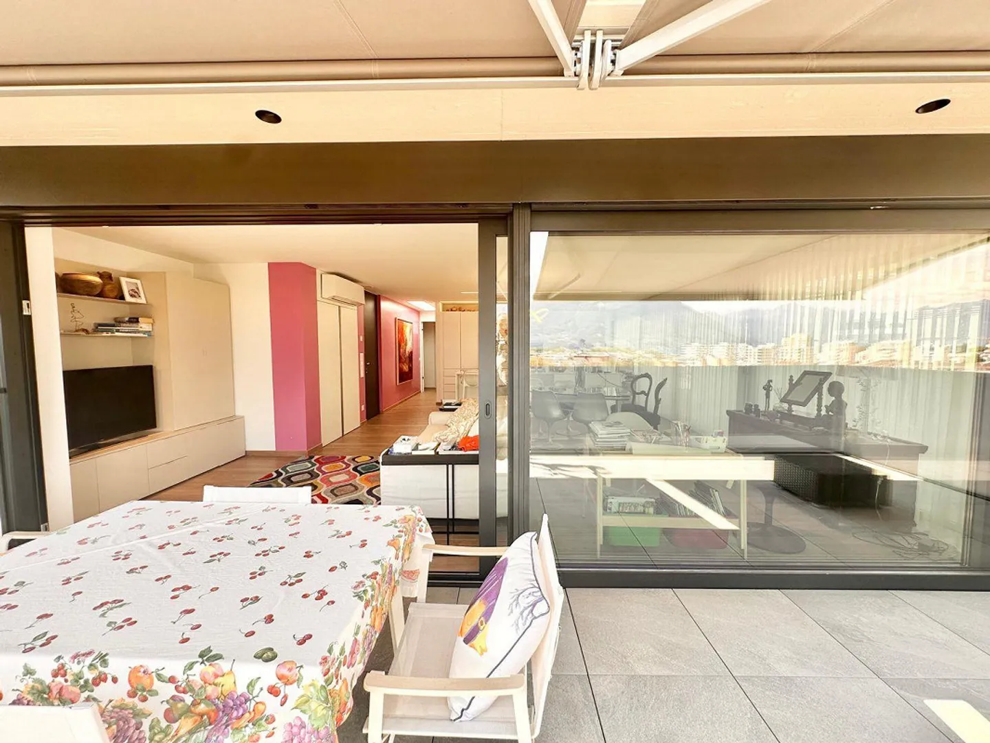 Attico moderno con 40 m² di terrazza e vista panoramica su Locarno ... - Photo 13 sur 26