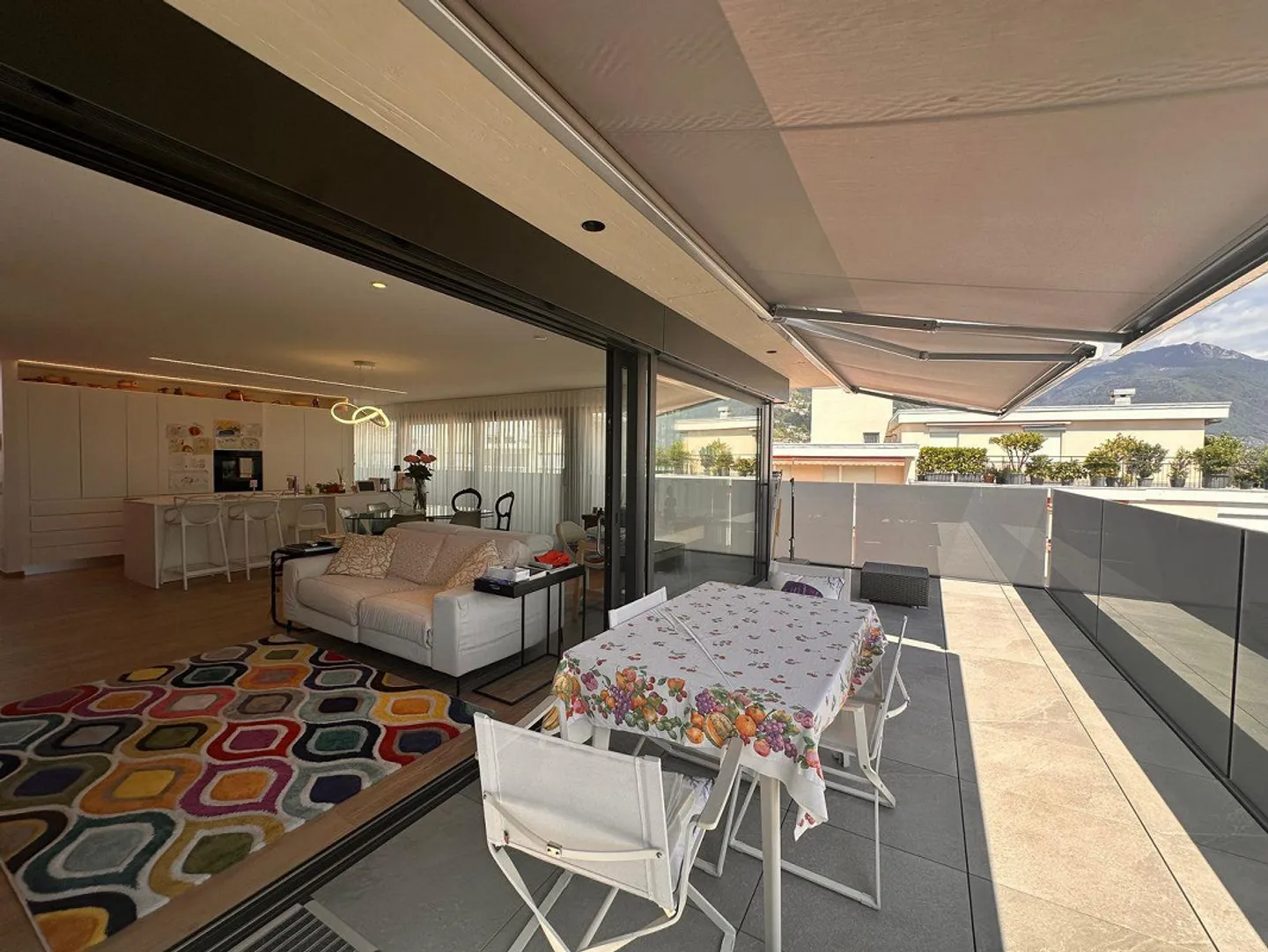Attico moderno con 40 m² di terrazza e vista panoramica su Locarno ... - Photo 23 sur 26