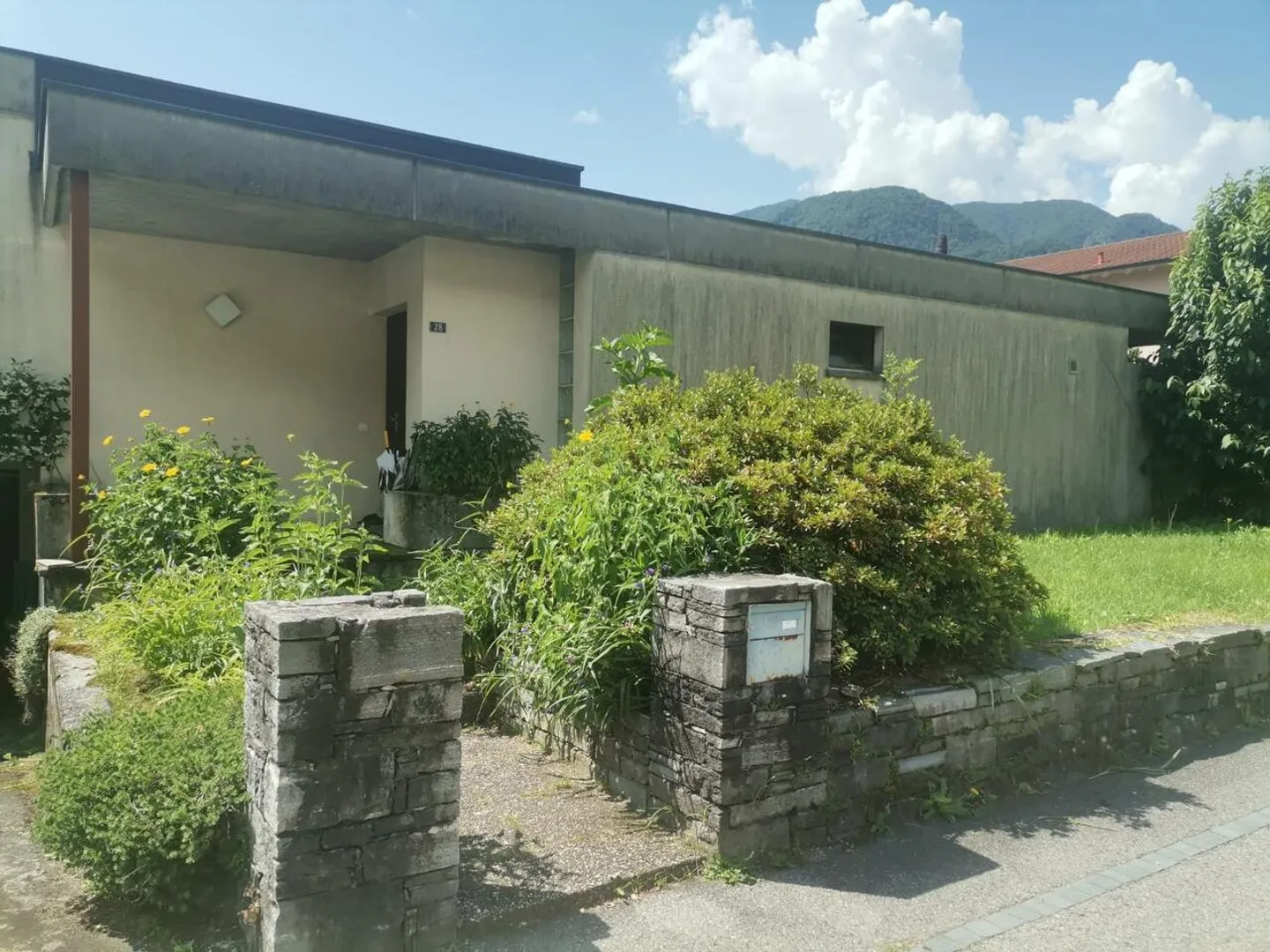 Bungalow soleggiato con giardino - Foto 2 di 13