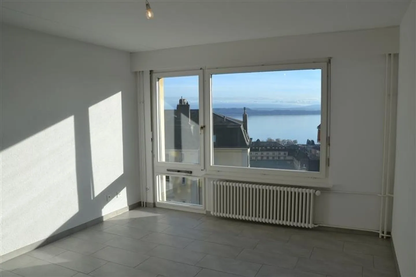 Appartement Charmant avec Vue sur le Lac - Photo 2 sur 6