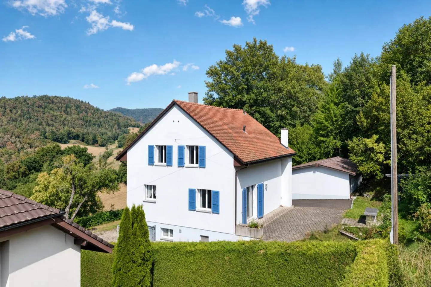 gepflegtes Einfamilienhaus mit drei Garagen und Umschwung - Photo 2 of 29