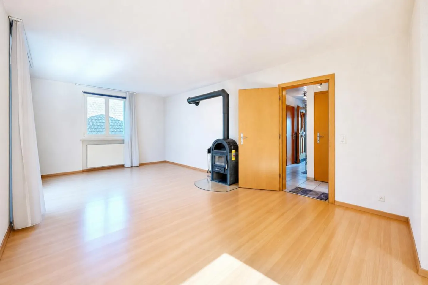 gepflegtes Einfamilienhaus mit drei Garagen und Umschwung - Photo 4 of 29