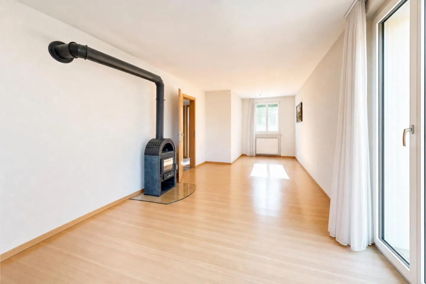 gepflegtes Einfamilienhaus mit drei Garagen und Umschwung - Photo 5 of 29