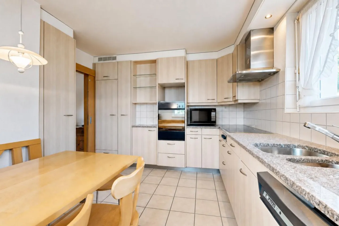 gepflegtes Einfamilienhaus mit drei Garagen und Umschwung - Photo 6 of 29