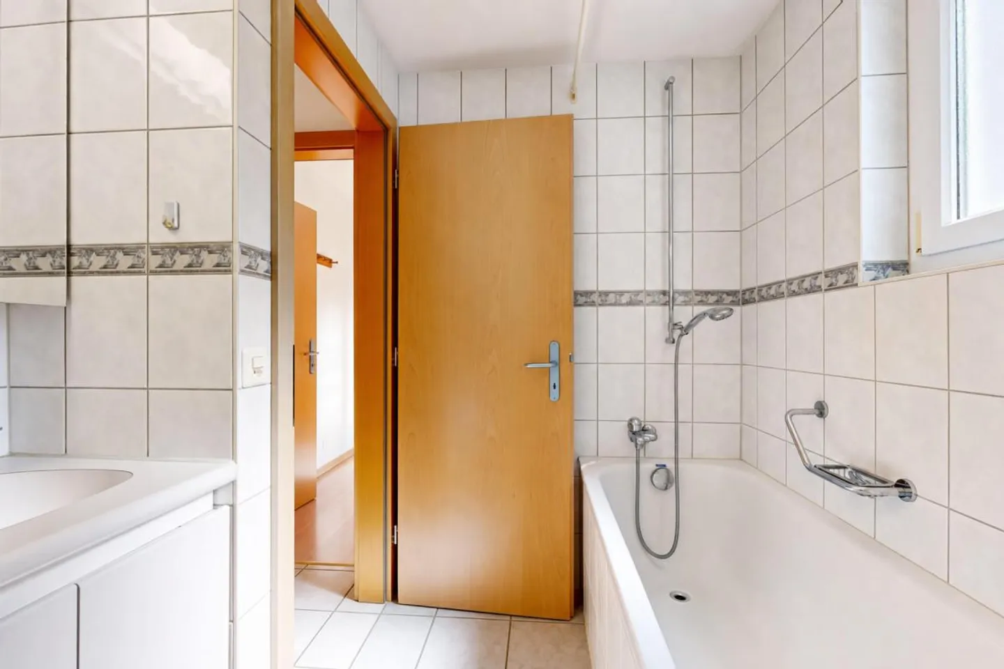 gepflegtes Einfamilienhaus mit drei Garagen und Umschwung - Photo 10 of 29