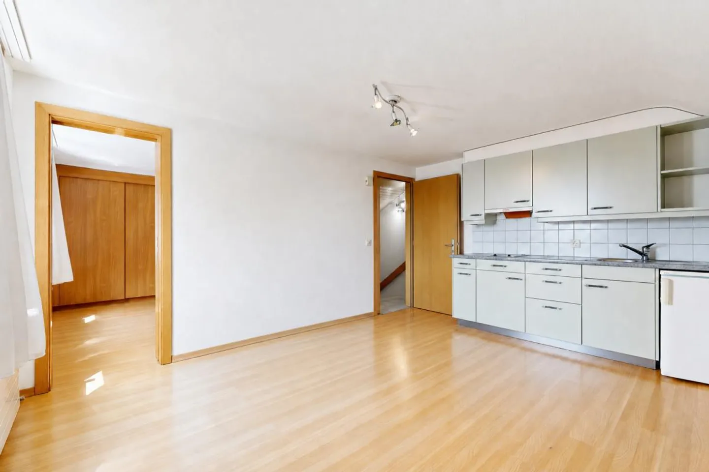 gepflegtes Einfamilienhaus mit drei Garagen und Umschwung - Photo 11 of 29