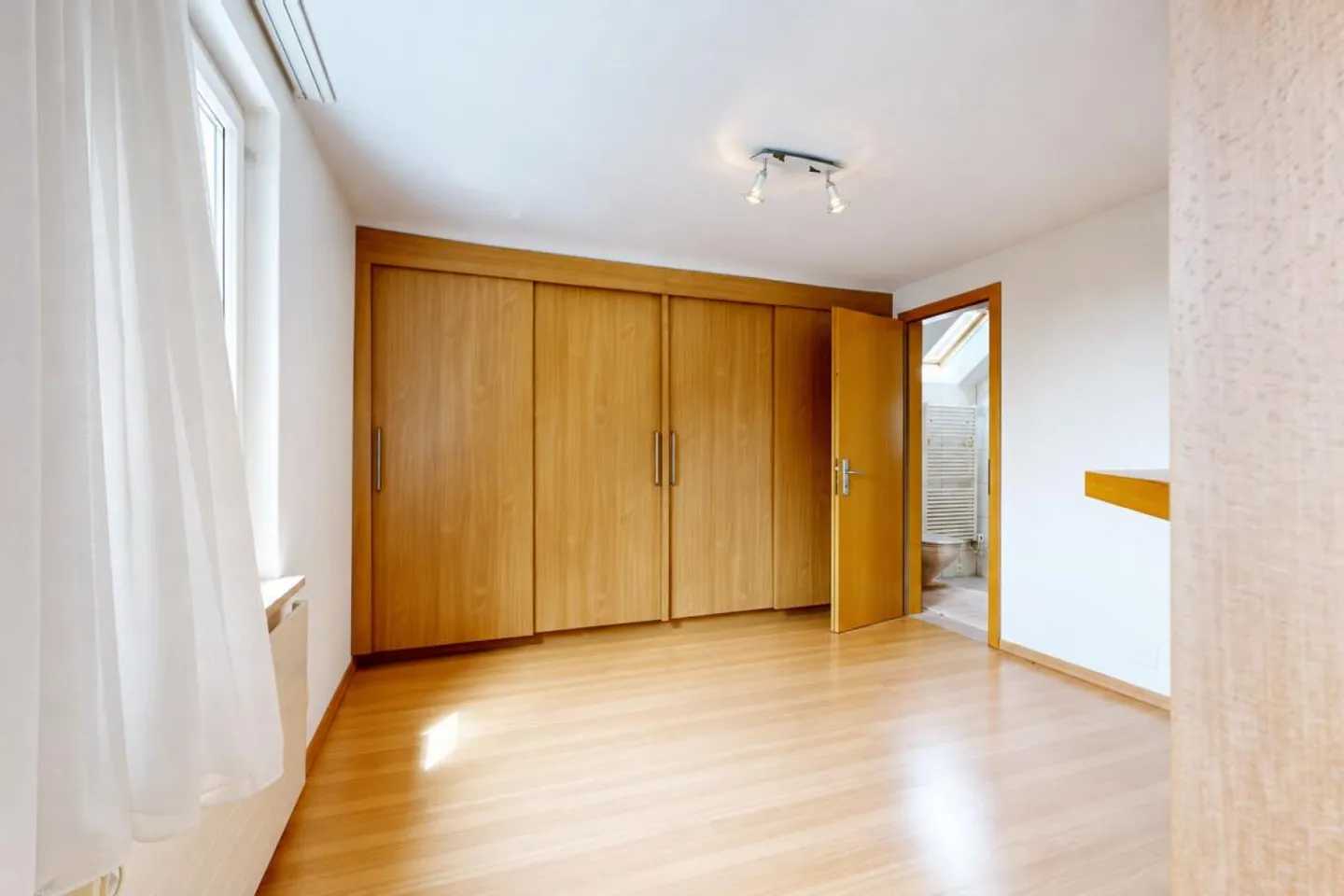 gepflegtes Einfamilienhaus mit drei Garagen und Umschwung - Photo 12 of 29