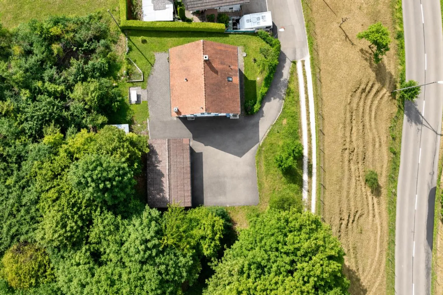 gepflegtes Einfamilienhaus mit drei Garagen und Umschwung - Photo 22 of 29