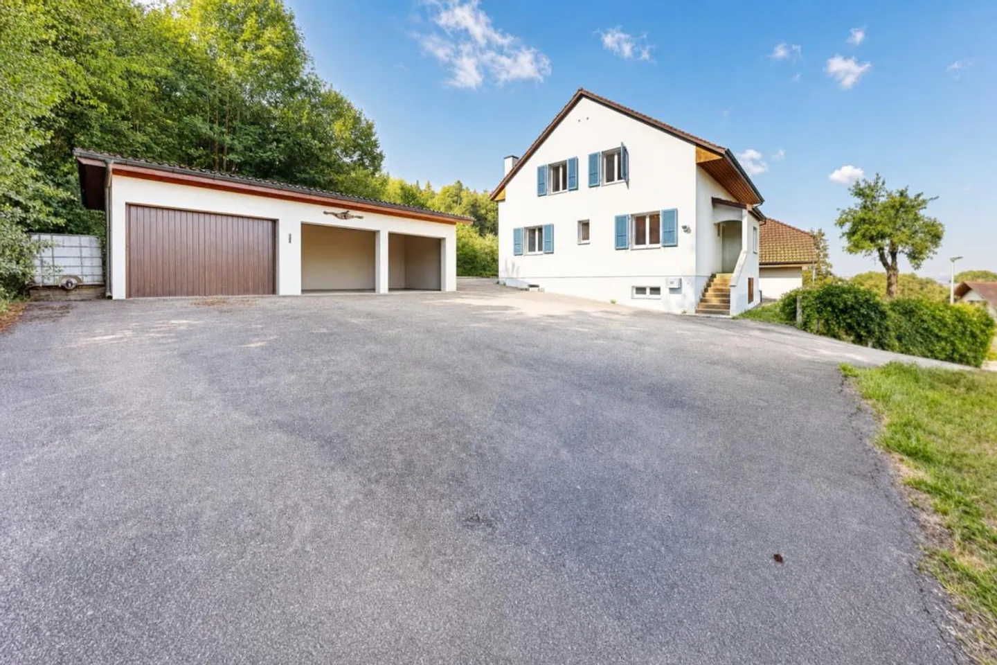 gepflegtes Einfamilienhaus mit drei Garagen und Umschwung - Photo 23 of 29