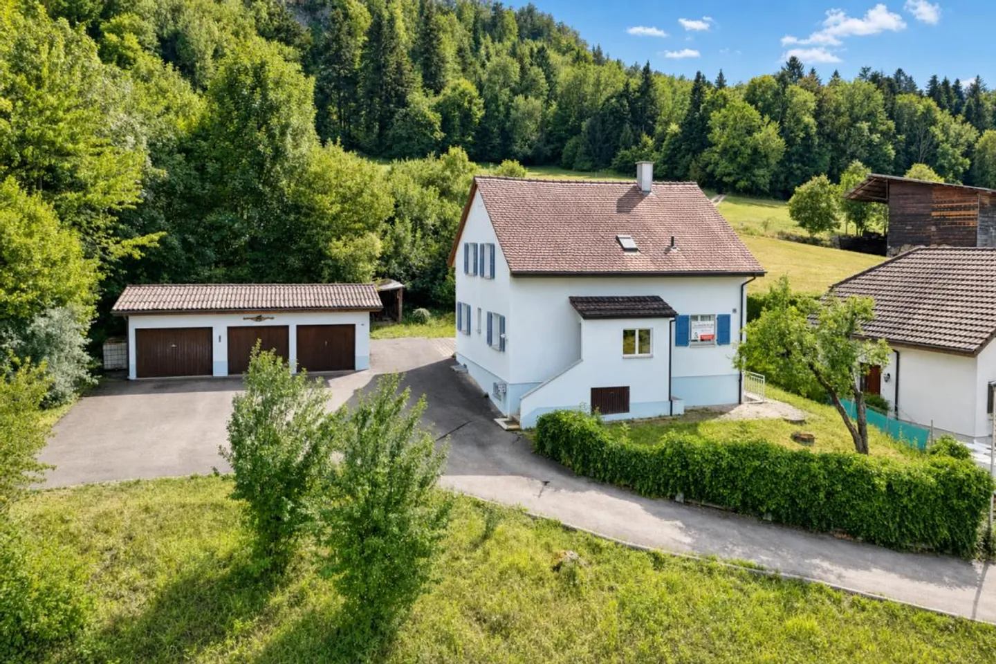 gepflegtes Einfamilienhaus mit drei Garagen und Umschwung - Photo 24 of 29