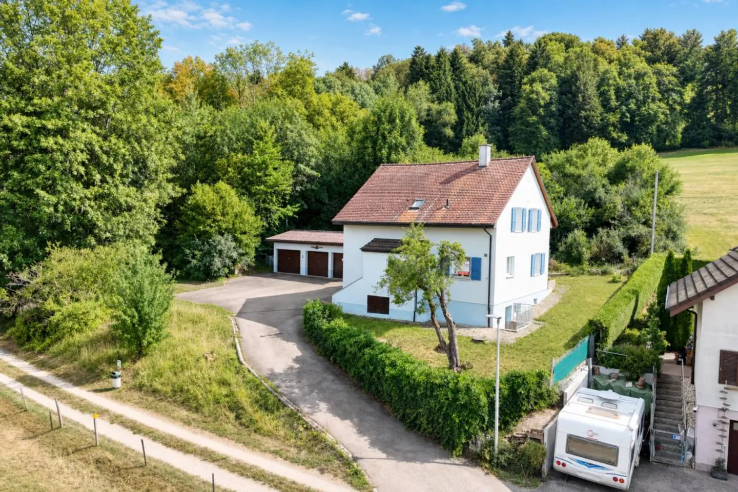 gepflegtes Einfamilienhaus mit drei Garagen und Umschwung - Photo 26 of 29