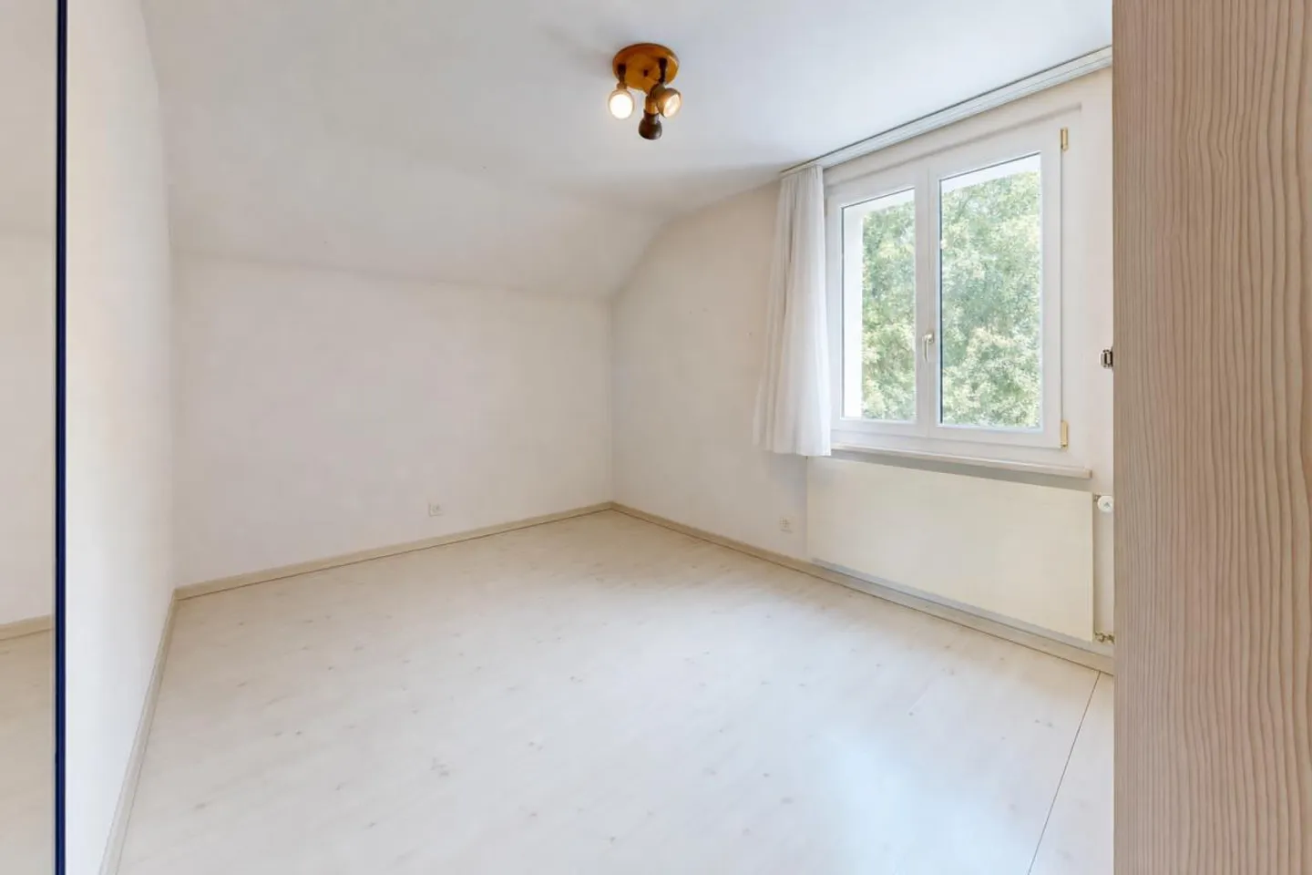 gepflegtes Einfamilienhaus mit drei Garagen und Umschwung - Photo 14 of 29
