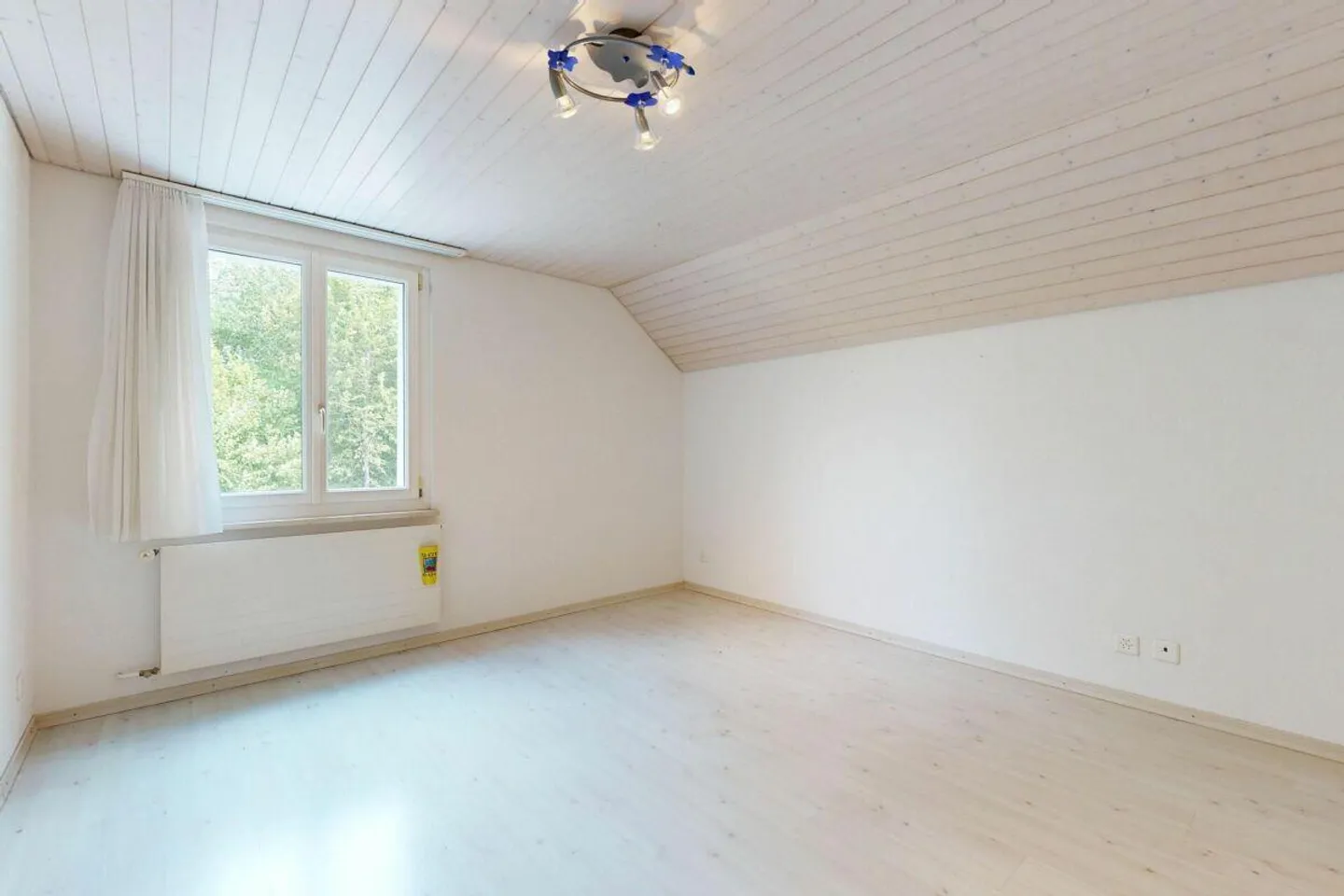 gepflegtes Einfamilienhaus mit drei Garagen und Umschwung - Photo 15 of 29