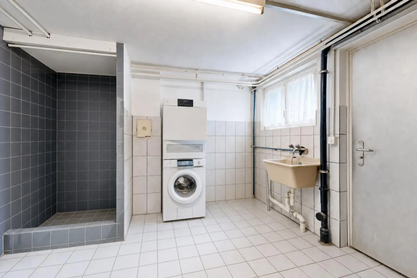 gepflegtes Einfamilienhaus mit drei Garagen und Umschwung - Photo 16 of 29