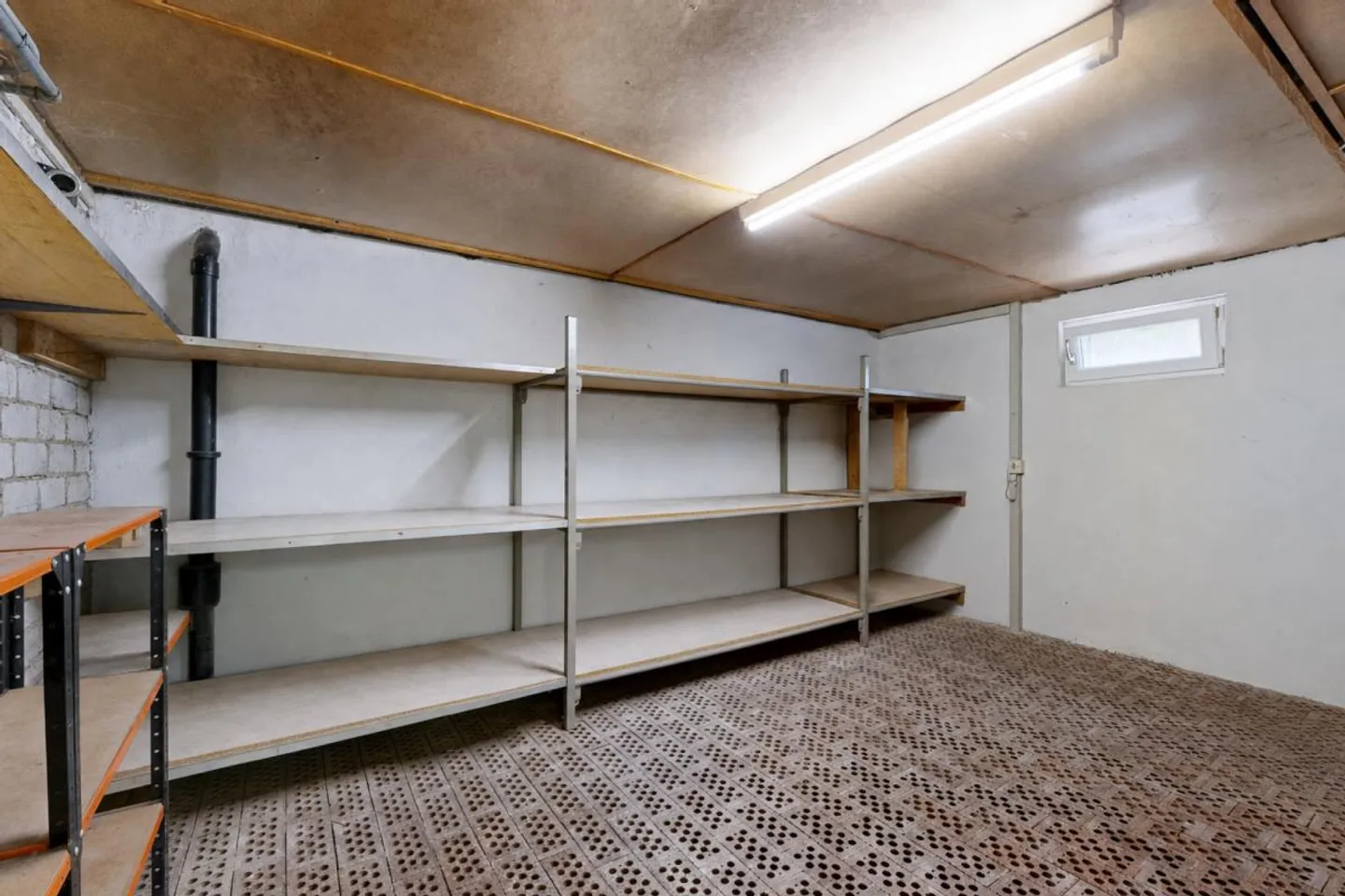 gepflegtes Einfamilienhaus mit drei Garagen und Umschwung - Photo 19 of 29