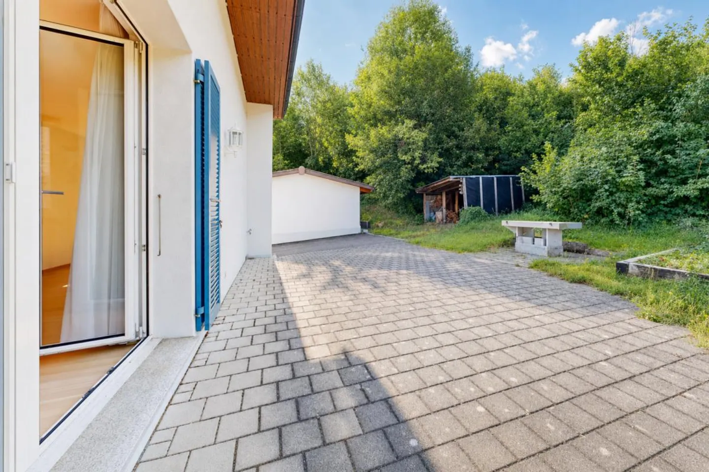 gepflegtes Einfamilienhaus mit drei Garagen und Umschwung - Photo 20 of 29