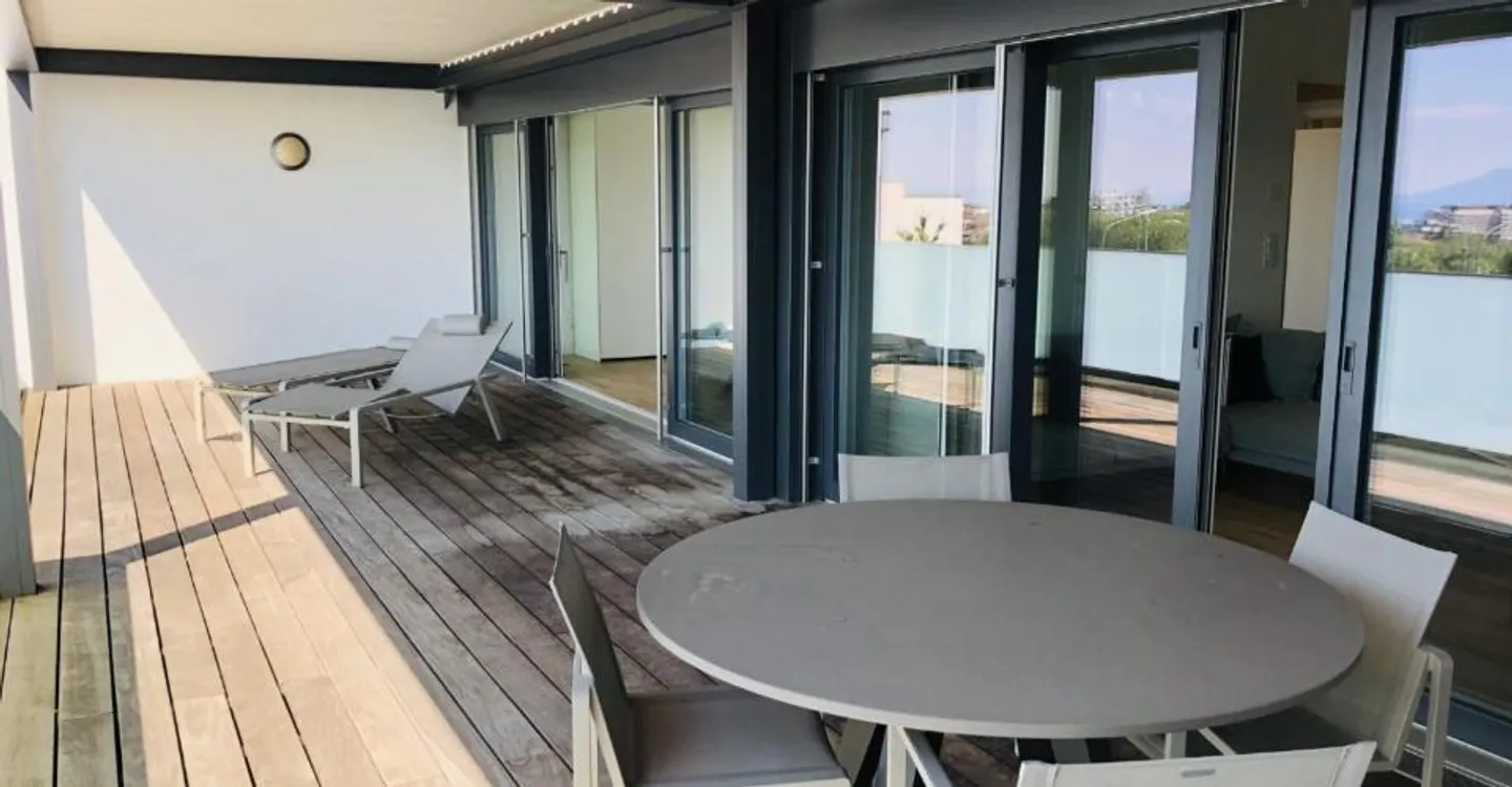 Luxury Apartment with Lake View - Photo 6 of 9