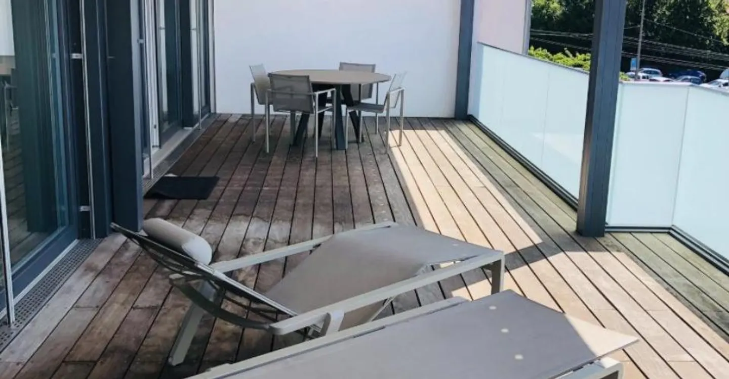Luxury Apartment with Lake View - Photo 7 of 9