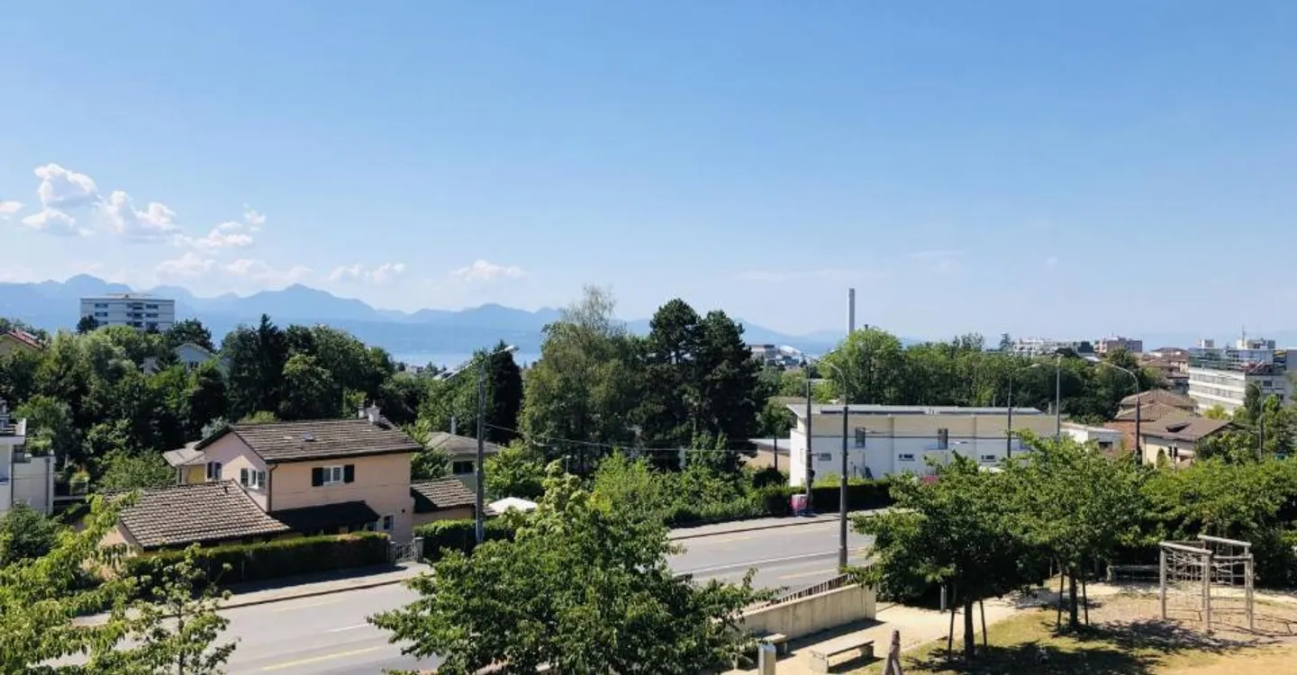 Luxury Apartment with Lake View - Photo 8 of 9