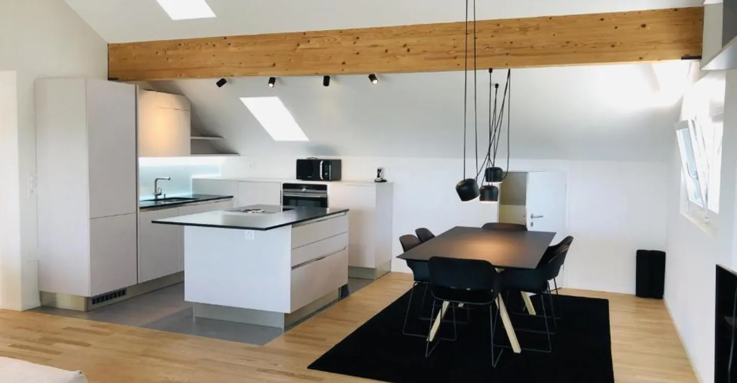 Luxury Apartment with Lake View - Photo 5 of 9