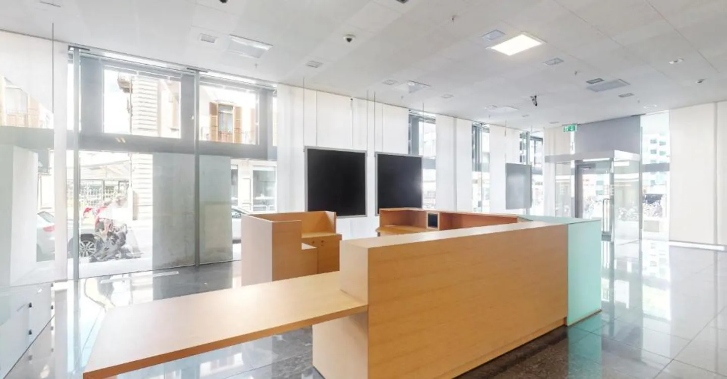 Give light to your business, commercial space with large windows - Photo 4 of 8
