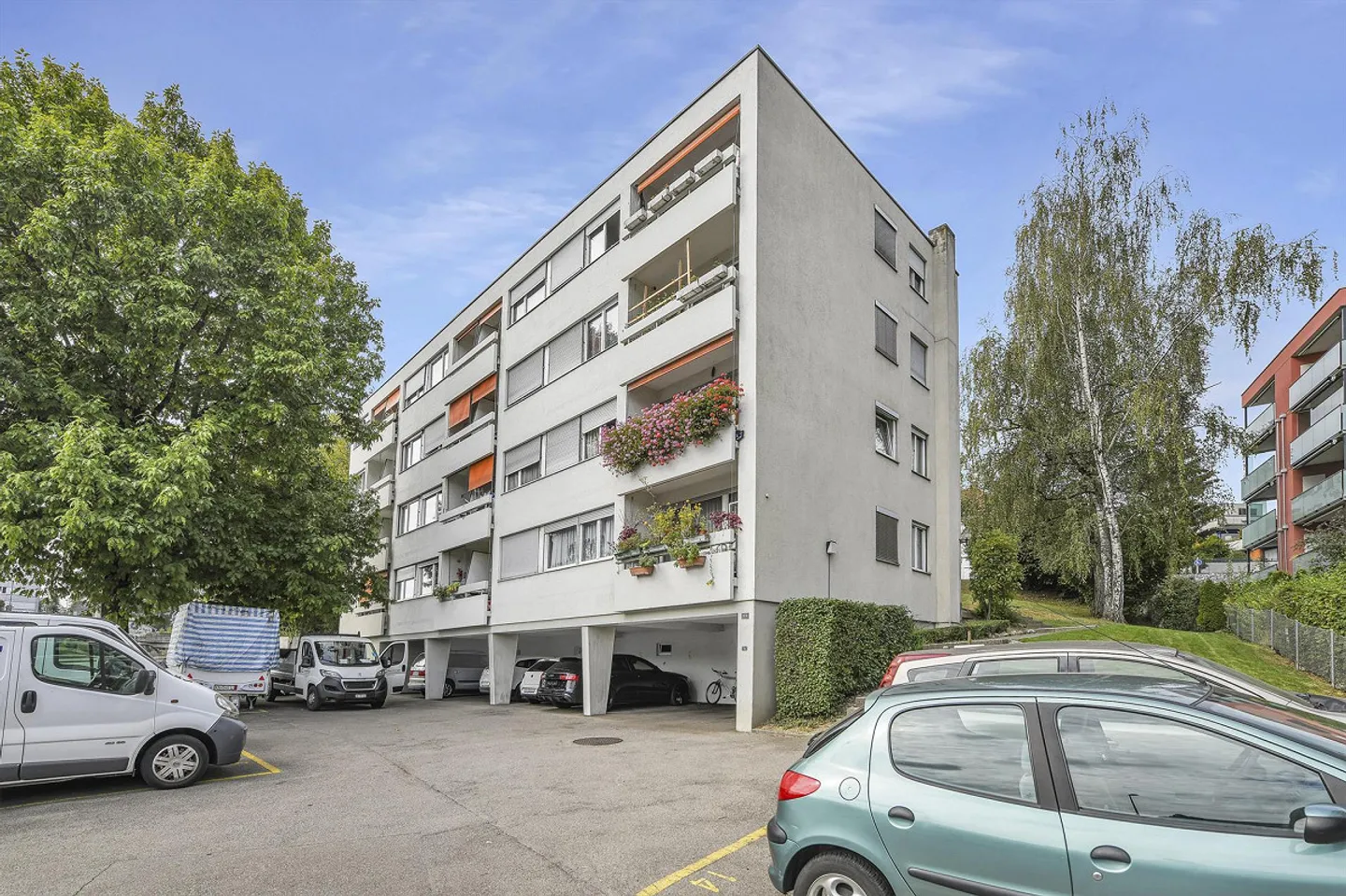 Parcheggio direttamente presso la stazione ferroviaria di Kloten - Foto 1 di 1