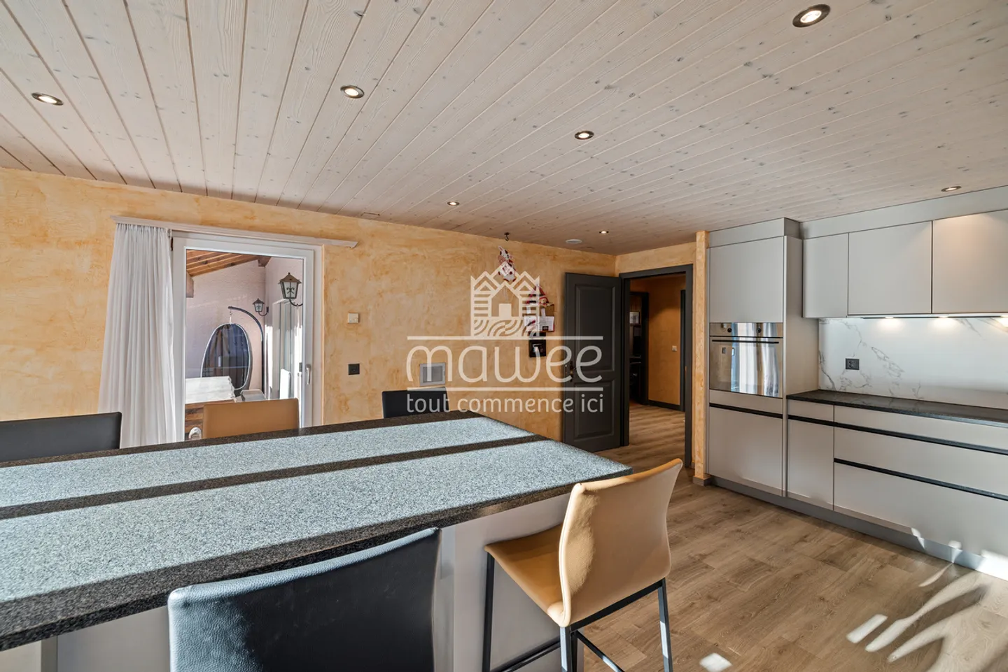 Spacious villa with terrace and garage in Orsières! - Photo 5 of 12