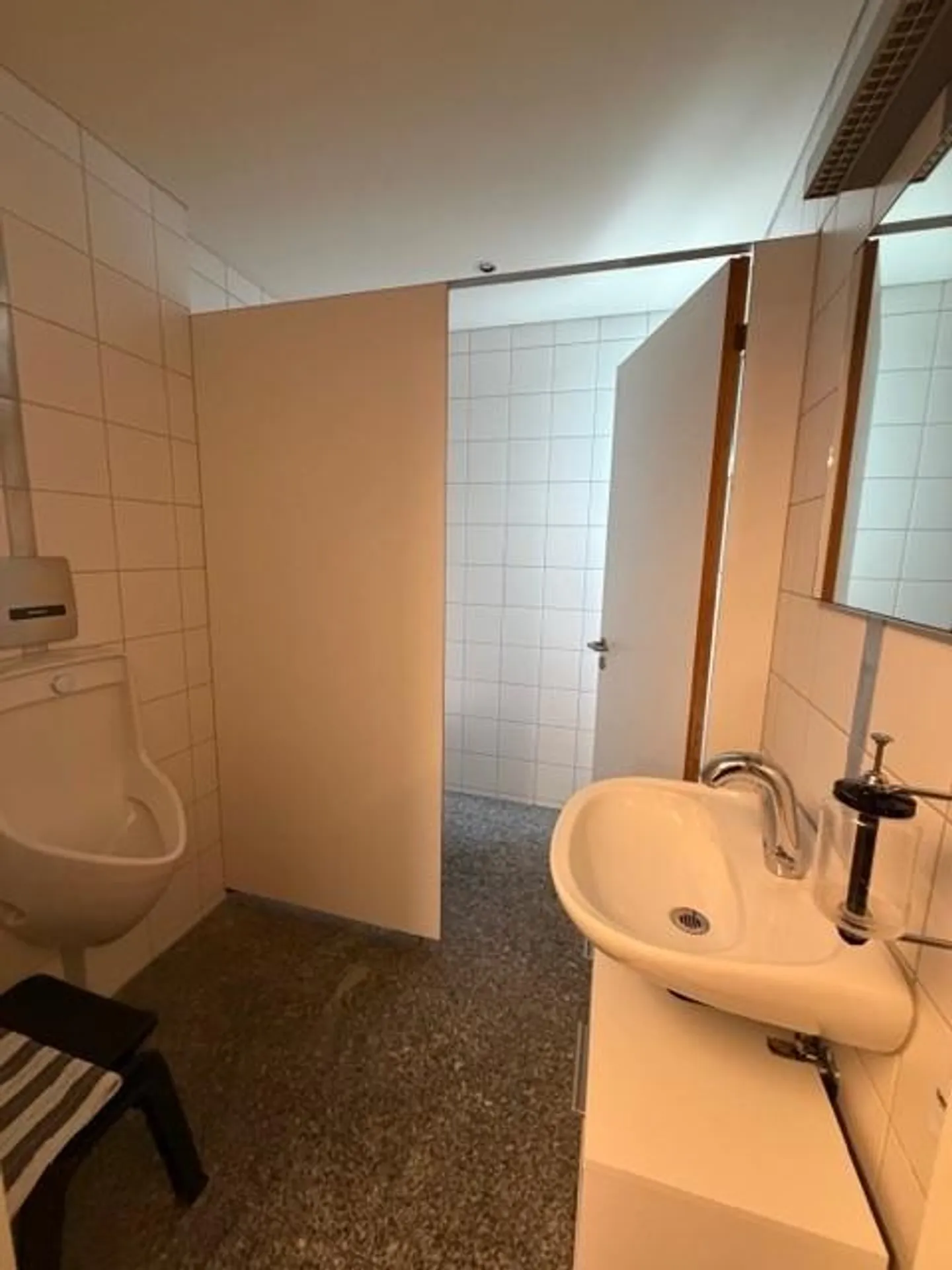 Bureau lumineux dans un emplacement central à Sarnen - Photo 3 sur 4
