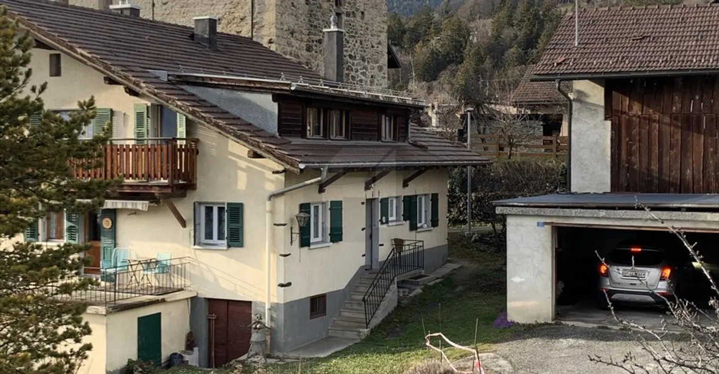 For sale - Building with 2 apartments + barn + garage - Photo 1 of 12